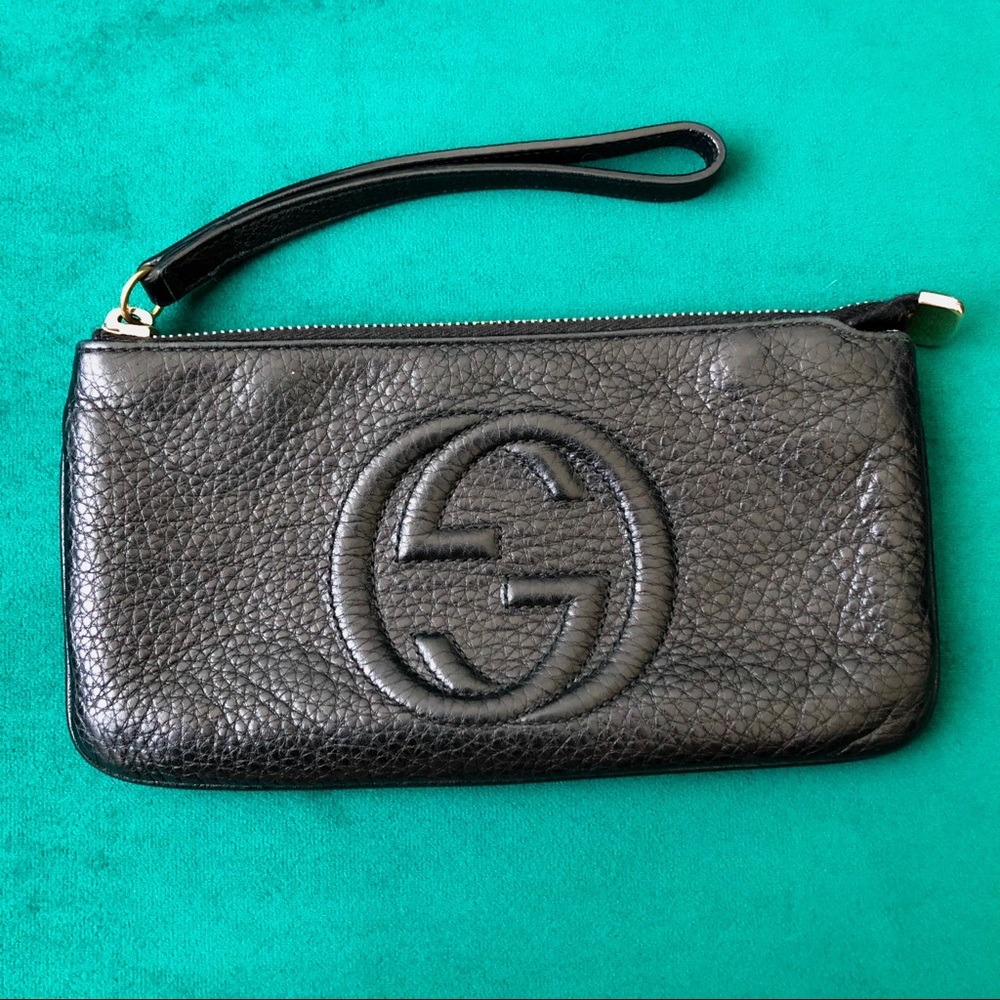 Gucci black calfskin pebbled leather soho wristlet